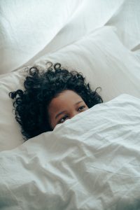 अगर आपका बच्चा अभी भी बिस्तर गीला करता है तो आइये जानते हैं इसके बारे में।