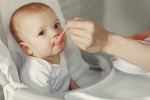 शिशुओं को गुड़ खिलाने के फायदे और सही तरीके